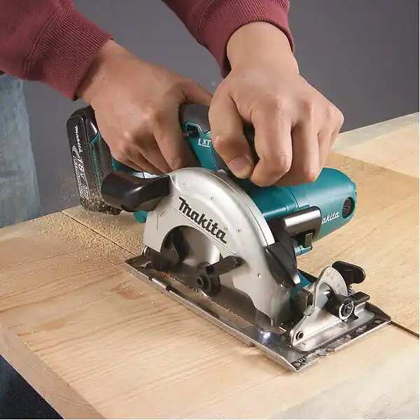 Scie circulaire Ø 136 mm 2x4Ah 18V LXT ® MAKITA DSS501RMJ En coffert Jusqu'à Épuisement Des Stocks
