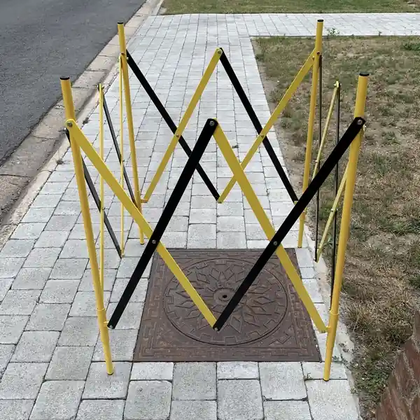 Barrière de chantier droite extensible carré jaune et noir MOTTEZ Réduction