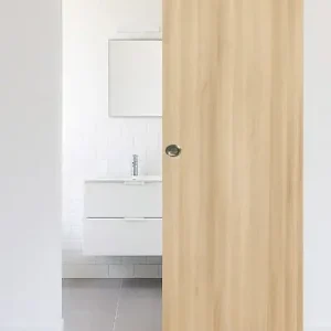 Certifié Porte Coulissante Décor Chêne Naturel Honey Oak H204 x L83 cm, Rail alu Bandeau Blanc, Coquilles GD MENUISERIES