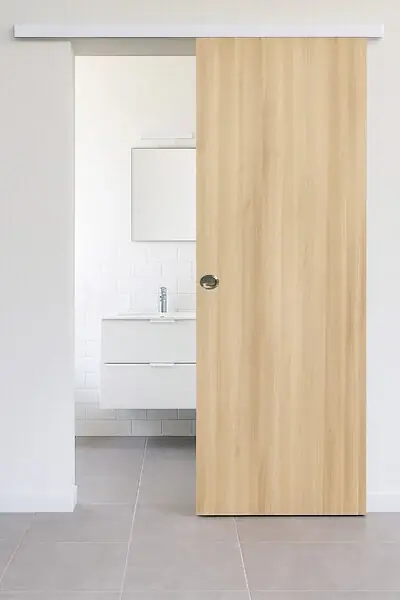 Certifié Porte Coulissante Décor Chêne Naturel Honey Oak H204 x L83 cm, Rail alu Bandeau Blanc, Coquilles GD MENUISERIES